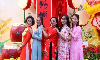 Kết thúc kỳ nghỉ Tết, khu vực Trung tâm Quận 1, TP. HCM vẫn đông bạn trẻ đi du Xuân