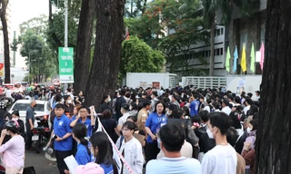 Thí sinh có mặt từ mờ sáng dự thi Năng khiếu tại trường ĐH Kiến trúc TP. HCM