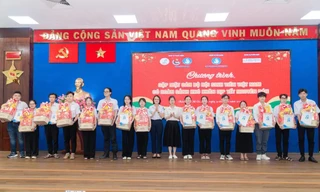 Trao quà cho cán bộ Đoàn, Hội có hoàn cảnh khó khăn dịp Tết Nguyên đán Giáp Thìn 2024