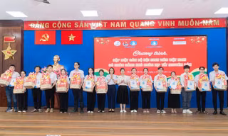 Trao quà cho cán bộ Đoàn, Hội có hoàn cảnh khó khăn dịp Tết Nguyên đán Giáp Thìn 2024