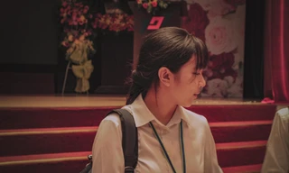 Cô sinh viên ngành đồ họa vẽ tranh cổ động chống dịch