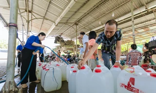Sinh viên Học viện Cán bộ TP. HCM tiếp nước sạch cho bà con miền Tây 