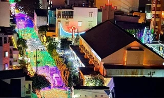 Sắc màu Giáng sinh lung linh tại hẻm nhỏ Sài Gòn thu hút bạn trẻ đến ‘check-in'