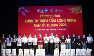TP. HCM: Tặng quà cho sinh viên đón Tết xa nhà