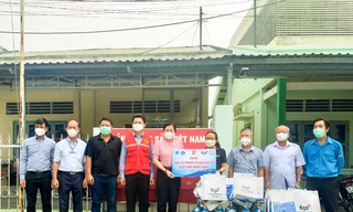 Trao tặng 1.200 túi thuốc điều trị COVID-19 cho 5 tỉnh miền Tây