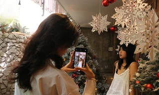 Bạn trẻ Sài Gòn check-in Giáng sinh sớm tại quán cà phê 