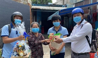 Thầy trò cùng gom quà giúp đỡ người dân khó khăn vì dịch COVID-19