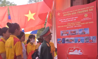Triển lãm Quốc kỳ Việt Nam 'Non sông liền một dải'