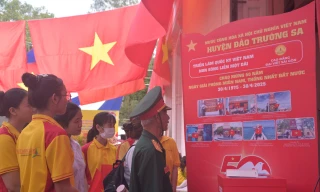 Triển lãm Quốc kỳ Việt Nam 'Non sông liền một dải'