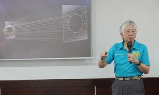 Bạn trẻ TP. HCM thích thú tìm hiểu về hình ảnh lỗ đen vũ trụ