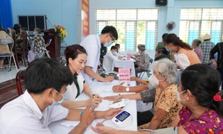 Bác sĩ trẻ Bệnh viện Quân y 175 khám bệnh, cấp thuốc miễn phí tại tỉnh Tiền Giang