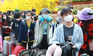 Vé Tết tăng giá, sinh viên không khỏi lo lắng