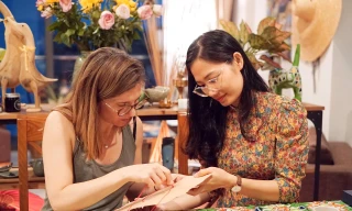 Hành trình “chữa lành bản thân” bằng việc sáng tạo giấy dó