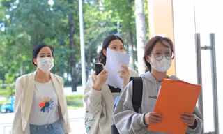 Sinh viên bất ngờ khi học phí tăng đến 25%, trường nói đúng quy định