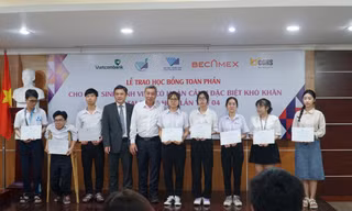 ĐHQG TP. HCM trao 1,2 tỷ đồng học bổng toàn phần cho sinh viên có hoàn cảnh khó khăn