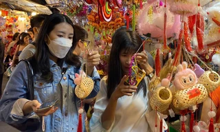 Bạn trẻ TP. HCM nô nức đến Phố đèn lồng Lương Nhữ Học check-in