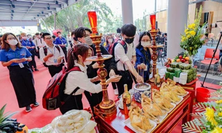 Giáo dục sinh viên qua nghi thức truyền thống kỉ niệm trường