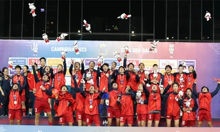 Bạn trẻ vỡ òa hạnh phúc khi đội tuyển bóng đá nữ Việt Nam giành HCV SEA Games 32