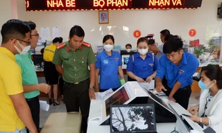 Đoàn viên, thanh niên TP. HCM hướng dẫn người dân, doanh nghiệp sử dụng dịch vụ công trực tuyến