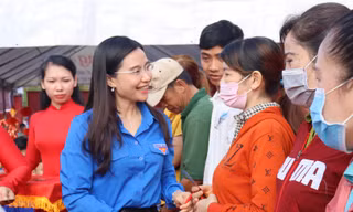T.Ư Đoàn trao quà cho người lao động và trẻ em khó khăn tại tỉnh Long An và Bình Dương