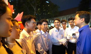 Lãnh đạo T.Ư Đoàn thăm và tặng quà các khối thanh thiếu niên tham gia Lễ diễu binh, diễu hành tại TP. HCM