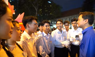 Lãnh đạo T.Ư Đoàn thăm và tặng quà các khối thanh thiếu niên tham gia Lễ diễu binh, diễu hành tại TP. HCM