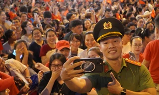 Bạn trẻ Sài Gòn nô nức đi xem buổi Tổng hợp luyện diễu binh, diễu hành lần 3