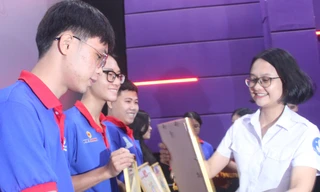 Trao bằng khen các tập thể và cá nhân tiếp sức mùa thi tại TPHCM năm 2023