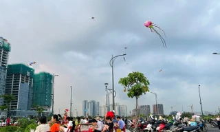 Sài Gòn nắng nóng, bạn trẻ tìm đến vui chơi ở những bãi diều