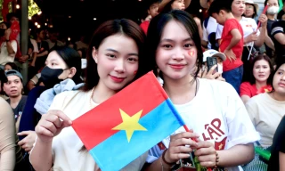 Từ 2h sáng, bạn trẻ Sài Gòn háo hức đi xem Tổng duyệt diễu binh, diễu hành 