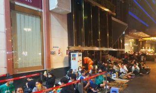 ‘Cắm trại qua đêm’ ở phố đi bộ chờ được ký tặng sách