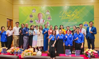 NGND Võ Tòng Xuân khuyên sinh viên nên lạc quan, học sâu và học mọi lúc