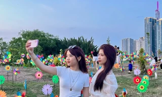 Bạn trẻ Sài Gòn rủ nhau check-in 'đồi chong chóng' rực rỡ sắc màu 