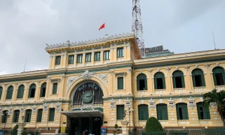 Cuối tuần, bạn trẻ Sài Gòn thong dong dạo phố