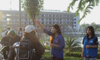 Tình nguyện viên phấn khởi hỗ trợ các thí sinh dự thi Đánh giá năng lực đợt 1