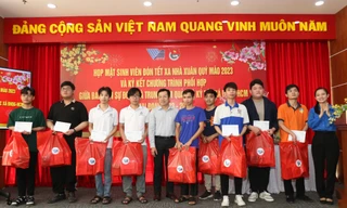 ĐHQG TP. HCM họp mặt, tặng quà cho sinh viên đón Tết xa nhà