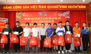 ĐHQG TP. HCM họp mặt, tặng quà cho sinh viên đón Tết xa nhà