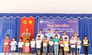 Báo Tiền Phong và Tổng Công ty Điện lực miền Nam trao học bổng cho các em học sinh Bình Phước 