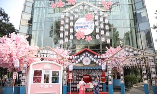 Rực rỡ với rừng hoa anh đào giữa trung tâm thương mại lớn ở TP. HCM