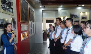 ‘Thanh niên tiên tiến’ xúc động trước những hình ảnh về cuộc đời của Chủ tịch Hồ Chí Minh