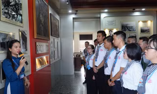 ‘Thanh niên tiên tiến’ xúc động trước những hình ảnh về cuộc đời của Chủ tịch Hồ Chí Minh