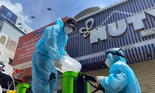 “Lăn xả” vào những điểm nóng thành phố để khử khuẩn