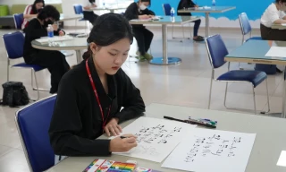 Sinh viên ngành Hàn Quốc học thi viết thư pháp, hào hứng nhảy theo nhạc K-pop