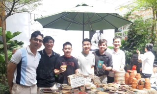 Chàng trai mang nụ cười đến các em nhỏ vùng biên 