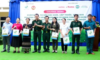 Bệnh viện Quân y 175 và báo Tiền Phong khám bệnh, tặng quà cho người dân khó khăn tỉnh Bình Thuận