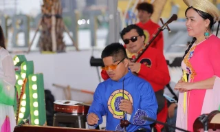 Nhóm nhạc cụ dân tộc ‘chơi nhạc trong bóng tối’