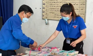 Thành Đoàn TP. HCM tặng sách cho các khu cách ly