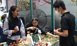 Bạn trẻ Sài Gòn hăng hái đổi rác lấy cây xanh 