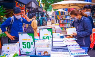 Cuối tuần, bạn trẻ Sài Gòn rủ nhau đi ‘săn sách’