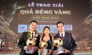 Huỳnh Như tặng áo bán gây quỹ cho trẻ em nghèo khi nhận danh hiệu Quả bóng Vàng 2022